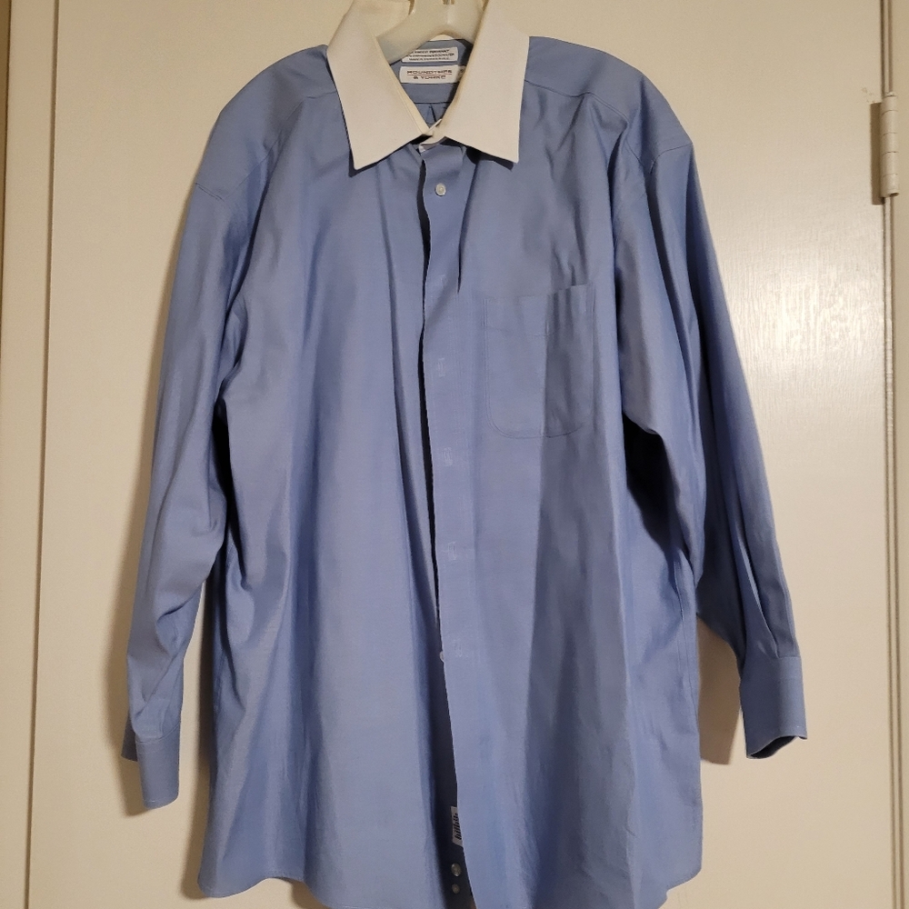 Men's vintage Roundtree and York button down, blue and white, 17.5x33